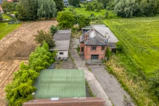 Bent u op zoek naar een eigendom met karakter, ruimte en ongeziene potentie? Dan is deze uitzonderlijke woning precies wat u zoekt.<br /><br />Gelegen op een uitstekende locatie, omringd door een prachtig uitzicht over de omliggende velden, bevindt zich deze ruime, volledig te renoveren woning op een royaal perceel. Oorspronkelijk deed het geheel dienst als hondenkennel, waardoor de eigendom vandaag beschikt over tal van extra gebouwen en een unieke indeling die zich perfect leent voor diverse doeleinden.<br /><br />Via de zeer ruime oprit bereikt u de woning en de verschillende aparte loodsen, die tal van mogelijkheden bieden voor opslag, een atelier, werkruimte of het uitbouwen van een nieuwe activiteit. De grote tuin en het uitgestrekte perceel zorgen voor een oase van rust en privacy, terwijl de uitstekende bereikbaarheid een absolute meerwaarde vormt.<br /><br />Of u nu droomt van een ruime gezinswoning, een combinatie van wonen en werken, een kleinschalige onderneming of een volledig nieuw project: deze eigendom biedt alle ruimte om uw plannen werkelijkheid te maken.<br /><br />Troeven:<br /><br />Volledig te renoveren woning met enorm potentieel<br />Uitstekende en vlot bereikbare ligging<br />Zeer ruim perceel met grote tuin<br />Brede en ruime oprit<br />Meerdere aparte loodsen en bijgebouwen<br />Ideaal voor zelfstandigen of wie wonen en werken wil combineren<br />Perfecte locatie voor het opstarten van een nieuwe activiteit<br />Rustig gelegen met een prachtig, vrij uitzicht over de velden<br /><br />Een eigendom als deze biedt zelden zoveel mogelijkheden. Laat uw creativiteit de vrije loop en maak van deze unieke locatie uw droomproject.
