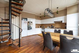 Instapklare woning met garage, hoge kelder en dakterras in Oud-BerchemADVIESPRIJS - BIEDINGEN OP OF BOVEN DIT BEDRAG ZIJN TOEGALETENDeze ruime...