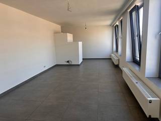 GELIEVE ENKEL TE REAGEREN VIA MAIL: saskia@immoteam.be<br />+++ Kakemanstraat 71 bus 3 - Lebbeke +++ <br />Op zoek naar een <strong>comfortabel appartement</strong>? Dit lichtrijke appartement is <strong>onmiddellijk beschikbaar </strong>en beschikt over een inkomhal, een praktische berging, een <strong>ruime woonkamer </strong>met volledig ingerichte open keuken, een apart toilet, <strong>één slaapkamer</strong>, een gezellig <strong>terras</strong> en een <strong>garage </strong>aan de achterzijde van het gebouw.<br /><strong>EXTRA TROEVEN:</strong><br />- Rustige woonstraat<br />- Scholen zijn goed bereikbaar<br />- Bushaltes en Station zijn vlot bereikbaar<br />- Het Centrum van Lebbeke ligt kortbij<br />ONMIDDELLIJK VRIJ.<br />Voor een inlichting of bezoek: saskia@immoteam.be