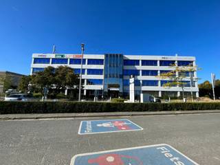 Bureaux lumineux avec belle visibilité idéalement situé à proximité de l'OTAN.Accès facile en transports en commun, et en voitures via 'la E40 et le...