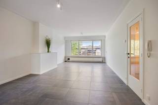 Ruim & zonnig appartement (92m²) met twee slaapkamers en garage op toplocatie te EdegemGelegen op de tweede verdieping van een kleinschalig gebouw in...