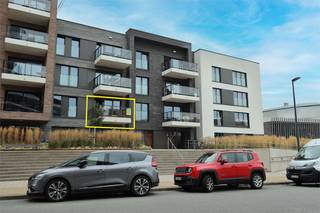 Dit nieuw appartement is gelegen in de standing volle residentie genaamd O’Sea te Mariakerke.<br />Het gebouw wordt gekenmerkt door zijn moderne architecturale stijl met zijn ruime terrassen en zonnige binnentuin.<br />De Zeedijk, winkels en openbaar vervoer zijn gelegen op wandelafstand. Gratis parking in de straat voorzien.<br />Grote troeven van het appartement:<br />- Het appartement is verhuurd aan een vaste huurder voor een huurprijs van 900 €/maand.<br />- Uitstekende oriëntatie =&gt; zuid gericht<br />- De flat is zeer energiezuinig en beschikt over een A-label<br /><br />Het appartement is gelegen op een 1ste verdieping en heeft volgende indeling:<br />- Ruime inkomhal<br />- Zonnige woonkamer en eetplaats met veel natuurlijke lichtinval<br />- Via het openklapbaar raam bereikt men het ruime zuidgerichte terras met zijdelings zeezicht<br />- De open keuken is voorzien van alle nodige elektrische toestellen: vaatwasser, koelkast, combi-oven,… <br />- Verder is er een ruime, volwaarde slaapkamer. <br /><br />Er is een waterontkalker in het gebouw.<br />Het gebouw is voorzien van zonnepanelen (laag energieverbruik)<br />Fietsenberging aanwezig.<br />Elektriciteit: CONFORM HET AREI<br />Het appartement scoort uitstekend op vlak van energie =&gt; 55 kWh/m²<br /><br />Wenst u dit instapklaar nieuwbouwappartement te bezichtigen neem dan contact op via telefoon op 0495/50.69.20 of via e-mail naar nicolas@jolieinvest.be<br />