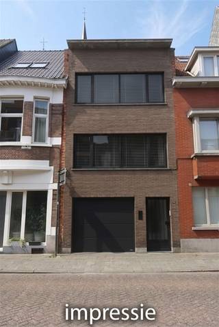 Deze zeer centraal gelegen étagewoning heeft o.a. als grote troef de aanwezigheid van de grote garage (ca 40 m²). Ook de ligging, in een winkelstraat, biedt mogelijkheden: op het gelijkvloers kan u een praktijkruimte, schoonheidssalon, kapsalon, ... inrichten. De ruimte beneden leent zich natuurlijk ook perfect voor het stallen van een wagen en fietsen of is geschikt om in te richten als een soort kangoeroewoonst, hobbyruimte... De ligging is werkelijk top, vlakbij supermarkt, winkels, het station, de markt: alles op wandelafstand. De woning is goed onderhouden en heeft een ideale basis tot modernisering / renovatie. U kan al ideeën opdoen met de verschillende impressies! Bekijk ook het plan op www.bols.be. De woonkamer en keuken genieten van veel natuurlijke lichtinval. In de badkamer is een koepel voor natuurlijk daglicht. De aangename westgerichte stadskoer is perfect voor wie toch eens buiten wil zitten maar geen onderhoud wil. EPC = 442, leunt dus dicht aan tegen D-score en zijn er dus weinig aanpassingen nodig om tot een D-label te geraken! Renovatieverplichting van toepassing: Interessante info: https://www.vlaanderen.be/een-huis-of-appartement-kopen/renovatieverplichting-voor-residentiele-gebouwen - https://www.vlaanderen.be/premies-voor-renovatie/mijn-verbouwpremie - https://www.turnhout.be/subsidies-milieubesparende-maatregelen.