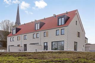 <p><span>Bien cachée sous le clocher de l'église, au milieu du pittoresque centre du village de Wakkerzeel, à deux pas de Louvain et à proximité de toutes les routes principales, nous avons le plaisir de proposer à la location cette maison jumelée de 4 chambres à coucher et 2 salles de bain. </span></p><p><span> </span></p><p><span>Cette maison neuve très économe en énergie, entièrement livrée dans les règles de l'art et construite avec des matériaux durables et d'excellente qualité, dispose d'une surface habitable utile d'environ 242 m² et d'un grand jardin donnant sur une réserve naturelle.  </span></p><p><span>Cette maison nouvellement construite, située sur un terrain de pas moins de 1709 m² dans un style architectural rural et intemporel, est finie à un niveau élevé et est équipée de tout le confort moderne, à savoir chauffage par le sol partout, pompe à chaleur air-eau, 12 panneaux solaires et récupération d'eau de pluie, ce qui contribue à une vie économe en énergie et respectueuse de l'environnement. Le loyer comprend également 2 places de parking intérieures, 1 place de parking extérieure, une cave individuelle et un local à vélos. </span></p><p><span>#En bref, une véritable opportunité pour les personnes qui souhaitent vivre de manière économe en énergie, spacieuse, intemporelle et luxueuse dans un environnement calme, accueillant pour les enfants et vert, dans un endroit unique. Disponible immédiatement. Durée minimale du bail : 3 ans. Une visite s'impose. Pour les décideurs rapides.</span></p>