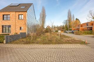 In de Eensven 26 in Oud-Turnhout bevindt zich deze aantrekkelijke bouwgrond van 380 m², rustig gelegen in een doodlopende straat op een absolute toplocatie. De omgeving wordt gekenmerkt door een kindvriendelijk karakter, weinig verkeer en een aangename woonrust, terwijl winkels, scholen en belangrijke verbindingswegen vlot bereikbaar blijven.<br /><br />Het perceel heeft een straatbreedte van 9,67 meter en is noordoost georiënteerd, wat tal van mogelijkheden biedt voor een doordachte indeling met optimale lichtinval. De bouwgrond is geschikt voor halfopen bebouwing, met een gevelbreedte van 6,67 meter en een toegelaten bouwdiepte van 17 meter. Dit laat toe om een comfortabele gezinswoning te realiseren met voldoende woonruimte en een aangename tuin.<br /><br />Dankzij de ligging in een rustige woonwijk geniet u hier van extra privacy en een veilige leefomgeving, ideaal voor gezinnen of wie op zoek is naar een rustige woonplek. Deze bouwgrond vormt een uitstekende opportuniteit om uw eigen woonproject te realiseren in een van de meest gegeerde delen van Oud-Turnhout. <br /><br />Voor bouwvoorschriften en meer informatie kan u contact opnemen met ons kantoor.<br /><br />Troeven:<br />• Toplocatie in Oud-Turnhout<br />• Rustig en kindvriendelijk gelegen in een doodlopende straat<br />• Geschikt voor halfopen bebouwing<br />• Goede bereikbaarheid van voorzieningen