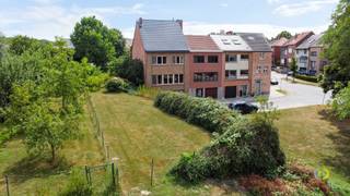 <p><span>Dit perceel grond van 595 m² is gelegen aan het Cardijnplein in Vilvoorde en biedt, mits het verkrijgen van de nodige stedenbouwkundige vergunning, mogelijkheden voor de realisatie van een woning in 2- of 3-gevelverband. Het perceel heeft een breedte van circa 8,70 meter en kan aan de rechterzijde aansluiten op de bestaande woning. Het gabarit van de aanpalende woning dient te worden gevolgd. Deze woning bestaat uit een gelijkvloers, twee verdiepingen en een zadeldak. De bebouwing heeft een bouwdiepte van circa 10 meter. Dankzij de perceeloppervlakte en de ligging biedt deze bouwgrond interessante mogelijkheden voor wie een eigen woning wil realiseren in een residentiële omgeving nabij alle faciliteiten. Het Cardijnplein bevindt zich op korte afstand van het centrum van Vilvoorde, met winkels, scholen, openbaar vervoer en dagelijkse voorzieningen in de omgeving. Een interessante opportuniteit voor particuliere bouwers, investeerders of ontwikkelaars die op zoek zijn naar een bouwperceel met potentieel in Vilvoorde. De bouwmogelijkheden zijn steeds onder voorbehoud van het verkrijgen van de vereiste vergunningen.</span><span> </span></p>