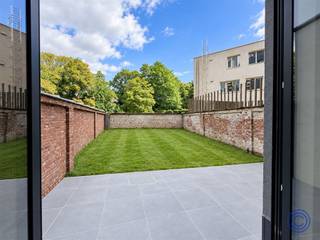 <p><span>Lichtrijk nieuwbouwappartement met zonnig terras en tuin in Markgrave</span></p><p><span>lichtrijke nieuwbouwappartement aan de Desguinlei, in de gegeerde wijk Markgrave, combineert hedendaags wooncomfort met een ruim terras, een privatieve tuin en een uitstekende bereikbaarheid. Met EPC-label A, een conforme elektrische installatie, lucht-luchtwarmtepompen en zonnepanelen voor de gemeenschappelijke delen werd bovendien sterk ingezet op energiezuinig wonen.</span></p><p><span> </span></p><p><span>Indeling</span></p><p><span>U komt binnen in een bijzonder ruime en lichtrijke leefruimte op parket. De grote raampartij zorgen voor veel natuurlijk licht en creëren een aangenaam open gevoel. Aansluitend bevindt zich de strakke, volledig uitgeruste open keuken met kookeiland en de nodige inbouwtoestellen. Via de nachthal bereikt u de royale slaapkamer aan de rustige achterzijde, met zicht op de tuin. De ruime badkamer is uitgerust met een inloop-regendouche en een groot lavabomeubel. Daarnaast beschikt het appartement over een afzonderlijk gastentoilet. Voor verwarming en koeling werden energiezuinige lucht-luchtwarmtepompen geplaatst, waardoor het appartement het hele jaar door comfortabel op temperatuur kan worden gehouden. Een absolute troef is de buitenruimte. Aansluitend aan het appartement ligt een terras van ca. 12 m² met een privatieve tuin van ca. 40 m²: een fijne buitenplek midden in de stad. Tot slot beschikt het appartement over een ruime privatieve kelderberging, inbegrepen in de verkoopprijs.</span></p><p><span> </span></p><p><span>Belangrijkste troeven</span></p><ul><li><span>6% btw op de constructie waarde in plaats van 21%</span></li><li><span>Terras van ca. 12 m² met privatieve tuin van ca. 40 m²</span></li><li><span>Ruime en lichtrijke leefruimte op parket</span></li><li><span>Volledig uitgeruste open keuken met kookeiland</span></li><li><span>Energiezuinige lucht-luchtwarmtepompen voor verwarming én koeling</span></li><li><span>EPC-label A</span></li><li><span>Elektrische installatie conform het AREI</span></li><li><span>Individuele meters voor water en elektriciteit</span></li><li><span>Privatieve kelderberging inbegrepen</span></li><li><span>Zonnepanelen voor het verbruik van de gemeenschappelijke delen</span></li><li><span>Lift en videofoon</span></li><li><span>Gemeenschappelijke fietsenberging</span></li><li><span>Gelegen in de geliefde wijk Markgrave</span></li><li><span>Uitstekende verbinding met het centrum en de Antwerpse Ring</span></li><li><span>Toekomstig Pomppark Zuid in de directe omgeving</span></li></ul><p><span> </span></p><p><span>Oplevering</span></p><p><span>Het appartement is volledig afgewerkt en opgeleverd.</span></p><p><span>De notariële akte kan nog voor het einde van het jaar verleden worden.</span></p><p><span> </span></p><p><span>Algemene informatie</span></p><p><span>De gemeenschappelijke kosten worden geraamd op ca. € 75 per maand. Deze omvatten onder meer het onderhoud en verbruik van de gemeenschappelijke delen, de lift en de verzekering van het gebouw.</span></p><p><span>Het appartement beschikt over individuele meters voor water en elektriciteit.</span></p><p><span>EPC: label A</span></p><p><span>Elektrische installatie: conform het AREI</span></p><p><span>Asbestattest: niet van toepassing</span></p><p><span> </span></p><p><span>Het gebouw</span></p><p><span>Het appartement maakt deel uit van een recent nieuwbouwcomplex aan de Desguinlei 218, bestaande uit een gelijkvloerse verdieping en vijf bovenliggende verdiepingen.</span></p><p><span>De kleinschalige residentie omvat in totaal vier appartementen en één duplexappartement.</span></p><p><span>Het gebouw is voorzien van een lift en videofoon. In de kelder bevinden zich de privatieve bergingen, een gemeenschappelijke fietsenberging en een afvallokaal.</span></p><p><span>Ook op energetisch vlak werd aandacht besteed aan duurzaamheid. Zo zijn er zonnepanelen voorzien voor het elektriciteitsverbruik van de gemeenschappelijke delen, wat bijdraagt aan het energiezuinige karakter van de residentie.</span></p><p><span> </span></p><p><span>Ligging – Markgrave</span></p><p><span>Het appartement is gelegen aan de Desguinlei in de Markgravebuurt: een geliefde residentiële wijk ten zuiden van het stadscentrum.</span></p><p><span>De ligging combineert het beste van twee werelden. U woont vlak bij het bruisende Antwerpen-Zuid en het stadscentrum, terwijl Markgrave zelf gekend staat om zijn residentiële karakter, statige straten en groene omgeving.</span></p><p><span>Ook op vlak van mobiliteit is de locatie bijzonder interessant. De Antwerpse Ring en belangrijke in- en uitvalswegen zijn vlot bereikbaar, terwijl u met de fiets snel richting het Zuid, Harmonie en het centrum rijdt. Ook station Antwerpen-Zuid en verschillende verbindingen met het openbaar vervoer bevinden zich in de omgeving.</span></p><p><span> </span></p><p><span>Een groenere toekomst met Pomppark Zuid</span></p><p><span>Een belangrijke bijkomende troef voor deze locatie is de ontwikkeling van Pomppark Zuid, het eerste deelproject van Ringpark Groene Vesten.</span></p><p><span>Tussen de Desguinlei, station Antwerpen-Zuid, de spoorweg en de Jan Van Rijswijcklaan wordt een bestaand groengebied omgevormd tot een volwaardig nieuw buurtpark van bijna 7,6 hectare – meer dan tien voetbalvelden groot.</span></p><p><span> </span></p><p><span>Het toekomstige park krijgt nieuwe wandelpaden, graszones, bomen en beplanting, verblijfsplekken, speelvoorzieningen en een grote hondenloopzone. Ook wateropvang en infiltratie krijgen een belangrijke plaats in het ontwerp.</span></p><p><span>Daarnaast worden langs de spoorweg geluidswerende wanden aangelegd om het park aangenamer en rustiger te maken. Pomppark Zuid zal bovendien rechtstreeks aansluiten op het vernieuwde station Antwerpen-Zuid, waar ook ruimte wordt voorzien voor deelmobiliteit.</span></p><p><span> </span></p><p><span>De hoofdwerken zijn gestart in mei 2025 en volgens de huidige planning wordt het park, indien de werken vlot verlopen, in het voorjaar van 2027 afgewerkt.</span></p><p><span> </span></p><p><span>Voor bewoners van de Desguinlei betekent deze stadsontwikkeling een belangrijke toekomstige meerwaarde: meer groen, recreatie en kwalitatieve publieke ruimte op wandelafstand van de woning, gecombineerd met de bestaande uitstekende bereikbaarheid.</span></p><p><span>Winkels, horeca, scholen, sportvoorzieningen en andere dagelijkse faciliteiten bevinden zich eveneens in de ruime omgeving. Hierdoor vormt Desguinlei 218 een aantrekkelijke uitvalsbasis voor wie energiezuinig en comfortabel wil wonen in Antwerpen, met de stad én toekomstig groen binnen handbereik.</span></p><p><span> </span></p><p><span>De informatie in deze prospect is ter informatieve titel: de kandidaat-kopers moeten hun eigen zaak maken van het verkrijgen, controleren en interpreteren van deze informatie.</span></p><p><span> </span></p>