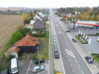 Deze commerciële grond te koop ligt langs de Emiel Clauslaan in Astene (Deinze), een drukke verbindingsas met een uitstekende visibiliteit. De...