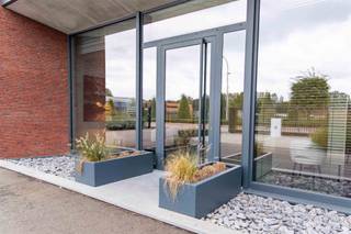 Ben je op zoek naar een prestigieuze locatie met tal van mogelijkheden voor jouw bedrijf? Dan is dit een unieke kans. Dit recent pand biedt een...