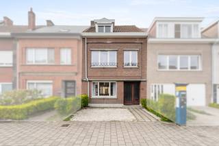 <p>Te koop: gesloten bebouwing in Gent, gelegen in de Kogelstraat, op korte afstand van station Dampoort en het stadscentrum.</p>

<p>Deze woning uit 1958 biedt veel ruimte voor een gezin, met maar liefst 4 slaapkamers en een grote tuin van 68 m². De ligging is ideaal: nabij scholen, openbaar vervoer, invalswegen en het administratief centrum. De combinatie van een centrale locatie en een royale buitenruimte maakt dit een aantrekkelijke keuze voor wie comfortabel wil wonen in de stad.</p>

<p>Belangrijkste ruimtes:<br />• Woonkamer met gezellige indeling en natuurlijke lichtinval<br />• Keuken met aansluitende eetkamer<br />• 4 slaapkamers, geschikt voor gezin of thuiswerk<br />• Badkamer met basisvoorzieningen<br />• Veranda en polyvalente ruimte voor extra gebruiksmogelijkheden<br />• Tuin (68 m²) met ruimte voor ontspanning en spel</p>

<p>Troeven:<br />• Ruime woning met 4 slaapkamers<br />• Nabij station Dampoort en het stadscentrum<br />• Grote tuin van 68 m²</p>

<p>Neem vandaag nog contact op met je ERA-makelaar voor een bezoek. JOUW DROOMHUIS. ZO GEVONDEN!</p>