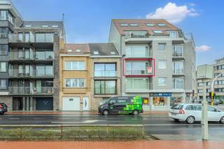 Dit appartement te koop is gelegen op de tweede verdieping van de goed onderhouden Residentie Zandeweer te Oostende. Dankzij de grote raampartijen geniet u hier van natuurlijk lichtinval op een toplocatie, op slechts 400m van het strand en een steenworp van het stadscentrum. Indeling:- inkomhal- lichtrijke leefruimte (28 m²) met schuifraam en toegang tot het terras- open keuken voorzien van keramische kookplaat, combi-oven en spoeltafel- berging met aansluiting voor wasmachine- badkamer uitgerust met douche, badkamermeubel met spiegelkast en lavabo- slaapkamer 1 (10 m²)- slaapkamer 2 (10 m²) met toegang tot het tweede terras - afzonderlijk toiletPluspunten:- volledig instapklaar- goed onderhouden Residentie- twee terrassen- mobiscore 8,8/10- nabij belangrijke invalswegen- gemeenschappelijke fietsenberging - vlakbij zee en strand Het appartement zelf is erg verzorgd en biedt potentieel als vaste woonst, maar is ook zeker interessant als tweede verblijf of investering.Bent u op zoek naar een kwalitatief appartement te Oostende? Contacteer ons voor een bezoek ter plaatse!