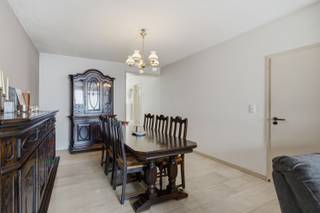 In Oostduinkerke dorp vinden we deze stevige woning met drie slaapkamers terug. <br /><br /><strong>Indeling: </strong><br />Inkom, grote leefruimte/living met open haard, keuken met ontbijthoek en zicht op de tuin, aansluitend een berging, apart toilet, ruimte om een gelijkvloerse douche te instaleren en een zeer ruime garage. <br /><br />Op de eerste verdieping vinden we 2 mooie slaapkamers waarvan de grootste werd voorzien met airco en een badkamer met ligbad en toilet. <br /><br />De bovenste verdieping werd ook volledig ingericht als volwaardige derde slaapkamer. <br /><br />De woning werd steeds goed onderhouden en de zaken werden aangepast waar nodig. Er zijn zonnepanelen en een thuisbatterij. Ook het dak werd vernieuwd in 2019.<br /><br />Via de keuken of berging kunnen we naar het terras met de mooie, groene, tuin. Hier is een poortje met een uitweg achteraan. <br /><br />Interesse in dit pand? Contacteer onze makelaar vandaag nog voor een bezoek.