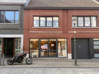 Instapklare commerciële ruimte, ideaal gelegen in de winkelstraat van Herentals.De handelsruimte beschikt over een gevelbreedte van 5,3 meter en...