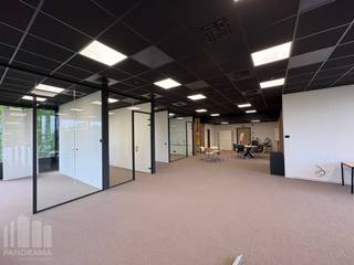 Fantastisch gelegen<strong> all-in kantoren </strong>met een oppervlakte van 206 m² te huur. Het gebouw is strategisch gelegen vlak naast de op- en afrit van de <strong>E40</strong> (Drongen), wat zorgt voor een uitstekende bereikbaarheid richting Gent, Brugge, Brussel en omliggende gemeenten.<br /><br />De moderne kantoorruimte is stijlvol ingericht en volledig <strong>gemeubileerd </strong>met aanwezigheid van een privatieve kitchenette, 4 vergaderzalen en een open space. Verder maakt u gebruik van een waaier aan faciliteiten zoals vergaderruimtes, seminar- en eventzalen, buitenruimtes met zicht op groen, een volledig uitgeruste keuken, een koffiehoek, en sanitaire voorzieningen. Het all-in concept garandeert <strong>maximale ontzorging</strong>: alle verbruikskosten, elektriciteit, gas en water, snel internet, schoonmaak, receptiediensten en kwalitatief meubilair zijn inbegrepen. Daarbovenop beschikt u ook over ruime <strong>parkeermogelijkheden</strong>.<br /><br />Interesse? Neem vandaag nog contact met ons op voor meer informatie of een vrijblijvend plaatsbezoek. Bel <strong>PANORAMA B2B GENT</strong> op <strong>0477 44 39 30</strong>.
