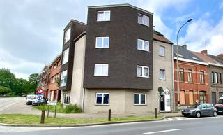 INVESTERINGSEIGENDOM bestaande uit 4 VERHUURDE APPARTEMENTEN op wandelafstand van centrum Ronse.<br />Appartementsgebouw met 4 2-slaapkamerappartementen. Het gelijkvloers appartement is tevens voorzien van een PRIVATIEF TERRAS. De entiteiten werden RECENT (2015) opgetrokken in duurzame materialen en zijn. Momenteel verhuurd aan SVK (Sociaal Verhuukantoor), dus gegarandeerde huurinkomsten: €2.529/maand). Topligging op wandelafstand van het STATION en het CENTRUM met scholen, winkels en verbindingswegen in de onmiddellijke nabijheid.