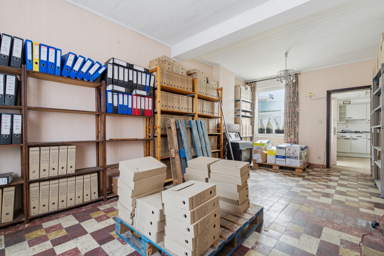 Te renoveren woning met ruime tuin en garage in het hart van Ieper! - foto 4
