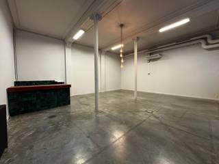 <p>In dit authentieke gebouw genaamd ‘The Grain Embassy’ op het Eilandje komt deze prachtige kantoorruimte beschikbaar.<br /><br />Dit karaktervolle pand, een echte landmark op de Londenstraat in Antwerpen, bevindt zich op wandelafstand van het MAS en Park Spoor Noord en biedt een unieke kans voor wie op zoek is naar een kantoorruimte of showroom te huur in Antwerpen.<br /><br />De beschikbare oppervlakte van ca. 100 m² bevindt zich op het gelijkvloers en combineert historische charme met hedendaags comfort.<br /><br />Vooraan ligt een polyvalente ruimte die perfect kan dienen als kantoor, showroom of winkel. Achteraan bevindt zich een extra ruimte die kan gebruikt worden als uitbreiding van de showroom of als stockage. Dankzij de hoge plafonds met moluren, de parketvloer en de overvloedige lichtinval straalt het geheel een stijlvolle en professionele sfeer uit. Bovendien beschikt de ruimte over privatief sanitair en een kitchenette, wat het dagelijkse gebruik bijzonder praktisch maakt.<br /><br />De ligging op de Londenstraat is niet alleen uiterst zichtbaar, maar ook vlot bereikbaar dankzij het openbaar vervoer dat voor de deur stopt. Dit maakt de locatie ideaal voor ondernemers die hun kantoor of showroom in Antwerpen willen vestigen op een plek die uitstraling, bereikbaarheid en identiteit perfect combineert.<br /><br />Huurprijs : 1.450 €/maand (excl. kosten en gemeenschappelijke lasten)<br />Kosten : 290 €/maand<br />Gemeenschappelijke lasten : 260 €/maand<br /><br />Op zoek naar een kantoor of showroom te huur in Antwerpen? Neem contact op met Julie via julie@reds.be.</p>