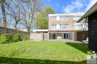 Te renoveren bel-etagewoning in rustige doodlopende straat op toplocatie<br /><br />Deze bel-etagewoning is gelegen in een rustige, doodlopende straat en geniet van een uitstekende ligging, vlak bij invalswegen, station en scholen.<br />Op het gelijkvloers bevinden zich een ruime berging, een volwaardige garage met elektrische sectionale poort en een praktische wasplaats die eveneens als extra slaapkamer kan dienen. Via de garage en veranda heeft men rechtstreeks toegang tot de zuidgerichte tuin met ruim terras, ideaal om in alle rust van het buitenleven te genieten.<br />De eerste verdieping omvat een gastentoilet en een lichtrijke leefruimte met aangenaam zicht op de tuin. Aansluitend bevindt zich de ruime keuken met eetplaats.<br />Op de tweede verdieping bevinden zich drie volwaardige slaapkamers en een badkamer, uitgerust met ligbad/douche en lavabo.<br /><br />- Stedenbouwkundige inl. in aanvraag<br /><br />Voor meer informatie of het inplannen van een plaats bezoek, contacteer ons via 050/550.750 of info@perspectiefvastgoed.be<br /> 