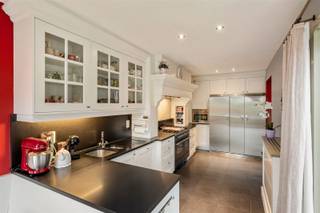 <p><span>Charmante & ruime woning met garage, kangoeroemogelijkheid en gezellige tuin in centrum Wijnegem! Over het park & op wandelafstand van het kanaal.</span></p><p><span> </span></p><p><span>In het hart van Wijnegem bevindt zich deze verrassend ruime en perfect onderhouden rijwoning met garage, gezellige tuin en tal van mogelijkheden. Dankzij de indeling en aparte woonunit op de eerste verdieping is dez woning ideaal voor kangoeroewonen, een inwonende ouder of verhuur.</span></p><p><span> </span></p><p><span>Bij het binnenkomen betreedt u een verzorgde inkomhal met vestiairekast en gastentoilet. </span></p><p><span>De gelijkvloerse verdieping biedt twee aangename leeftuimtes & eetkamer met ingbouwde kasten.</span></p><p><span>Een ruime & volledig uitgeruste leefkeuken, het echte hart van het huis. Hier vindt u een kwalitatief Boretti gasfornuis met teppanyaki-plaat en 2 ovens, een ingebouwde microgolf, een ruime Boretti koelkast, diepvries en wijnkast. De keuken is bovendien ingericht als echte leefruimte met een gezellige ingebouwde zitbank, vanwaar u een mooi zicht op de tuin heeft.</span></p><p><span> </span></p><p><span>Aansluitend bevindt zich een gezellige en volledig aangelegde tuin met overdekt terras, tuinhuis en wandelpadjes. De tuin is volledig omheind en vormt een ideale plek om in alle rust te genieten.</span></p><p><span> </span></p><p><span>Via de trap bereikt u de eerste verdieping, die momenteel ingericht is als een volwaardig appartement. Deze verdieping beschikt over een leefruimte met gezellige gashaard, keuken, slaapkamer, badkamer en apart toilet. Vanuit de slaapkamer heeft u toegang tot een ruim terras met zicht op het kanaal, wat de verdieping perfect maakt voor kangoeroewonen of een aparte woonunit.</span></p><p><span> </span></p><p><span>De tweede verdieping telt drie slaapkamers waarvan één bijzonder ruime kamer met inloopdressing. Verder is er een comfortabele badkamer met bad en douche, evenals apart toilet.</span></p><p><span> </span></p><p><span>Op de eerste en 2de verdieping is er airconditioning aanwezig.</span></p><p><span>Praktisch is ook de inpandige garage met aansluitende ruime berging, ideaal voor opslag of hobbyruimte.</span></p><p><span>Tevens een droge kelder aanwezig.</span></p><p><span> </span></p><p><span>De gevel van de woning werd recent aangepakt en voorzien van een waterafstotende gevelafwerking, wat bijdraagt aan het verzorgde en duurzame karakter van de woning.</span></p><p><span> </span></p><p><span>Kortom: een veelzijdige en instapklare woning met uitzonderlijk veel ruimte en mogelijkheden, gelegen op een centrale locatie in Wijnegem, dicht bij winkels, scholen en openbaar vervoer.</span></p><p><span>Woning is vergund als 2 woonunits!</span></p>