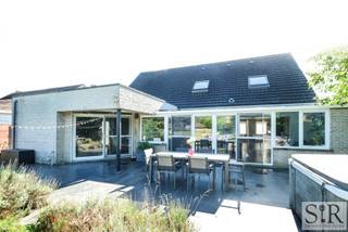 Ben je op zoek naar een leuke woning met een grote groene tuin? Deze woning is perfect voor wie houdt van rust, privacy en een groene omgeving,...