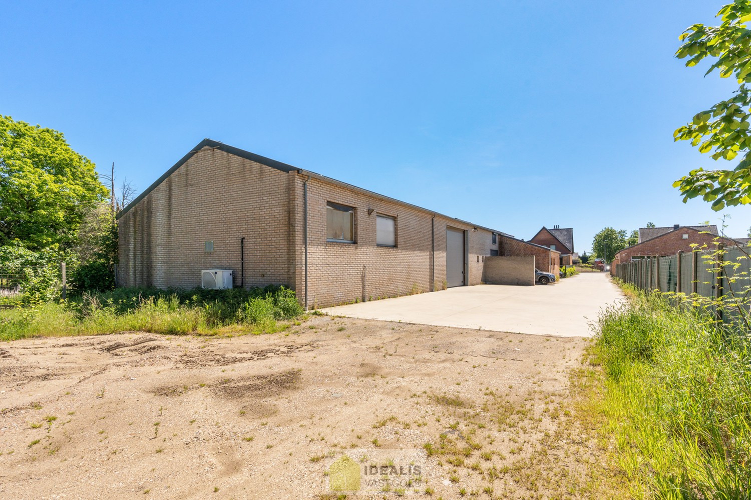 Ruim magazijn met conciërgewoning op een perceel van +-16are - foto 4