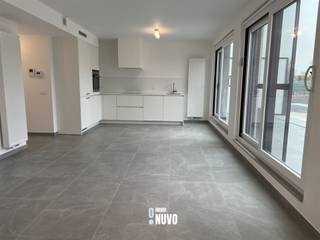 <p><span>Studio éco-énergétique avec terrasse agréable</span><span><br /><br />Vous recherchez un appartement studio moderne à louer à Aalst ? Alors cette propriété pourrait être faite pour vous.<br /><br />Superbe studio éco-énergétique au 1er étage, fini avec des matériaux de qualité et beaucoup de lumière, situé dans un petit immeuble d'appartements dans un quartier résidentiel agréable en bordure verte de Aalst. Aménagé avec un hall d'entrée, un espace de vie spacieux avec un coin nuit, une cuisine ouverte entièrement équipée, une salle de bain avec douche à l'italienne, un débarras et une grande terrasse. Place de parking souterraine et rangement en cave inclus dans le prix. Un espace de rangement pour vélos et des déchets sont également disponibles.<br /><br />Loyer : 830 € de loyer + 40 € de provisions = 870 €<br /><br />Disponibilité à discuter.<br /></span><span>Pour plus d'informations ou pour une visite, contactez Tiebe au 0468 26 61 85<br />tiebe@immonuvo.be </span></p>