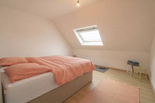 Energiezuinige nieuwbouwwoning in rustige buurt te IngooigemDeze sleutel-op-de-deurwoning biedt modern wooncomfort op een rustige, kindvriendelijke locatie in de Lindendries. De woning omvat een inpandige garage, inkomhal met toilet en een ruime leefruimte met open keuken en grote raampartij naar de tuin.Boven bevinden zich drie slaapkamers en een volledig uitgeruste badkamer met inloopdouche, bad, lavabomeubel en hangtoilet. Buiten zijn oprit, terras en afsluiting inbegrepen.De woning is bijzonder energiezuinig dankzij 14 zonnepanelen, vloerverwarming, ventilatiesysteem, en een regenwaterput van 10.000 L, met een E-peil tot maximum 19. Mogelijkheid tot plaatsing van warmtepomp. Met mogelijkheid inspraak materialen.(Foto's modelwoning) Afspraak via emiel@immobeguin.be