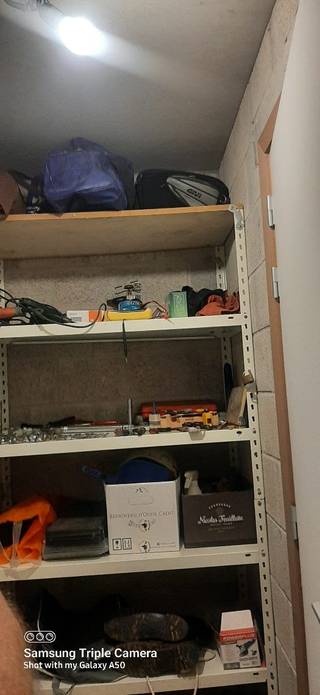 Autostaanplaats met ruime berging.Centraal gelegen (omgeving Delhaize).<br />Ondergronds op niveau -2 , voetgangerslift aanwezig.<br />Berging heeft verlichting en elektriciteit met individuele teller.<br />Uitstekend beveiligd met automatische inrijpoort met afstandsbediening.<br />Eventueel ook te huur.<br />Tel 0475 86 71 68