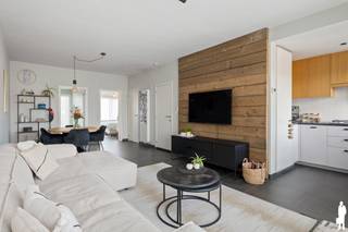 <p><strong>Lichtrijk 2-slaapkamerappartement met terras in Boechout</strong></p>
<p>In een rustige, doodlopende straat nabij het centrum van Boechout vinden we dit bijzonder aangename en lichtrijke appartement met twee slaapkamers. De ruime leefruimte, grote raampartijen en het gezellige terras zorgen voor een fijn gevoel van ruimte en licht.</p>
<p>Ook de ligging is een absolute troef: winkels, scholen en het centrum bevinden zich vlakbij, terwijl ook tram, bus en trein vlot bereikbaar zijn. Een ideale combinatie van rustig wonen en een uitstekende bereikbaarheid.</p>
<p><strong>Algemeen:</strong></p>
<ul>
<li>Kleinschalig gebouw met slechts 3 appartementen</li>
<li>EPC: B</li>
<li>Elektrische keuring: conform</li>
<li>Gelegen op de bovenste verdieping</li>
<li>Bijzonder lichtrijk dankzij de grote raampartijen</li>
<li>Ruime en aangename leefruimte</li>
<li>Gezellig, inpandig terras met west oriëntatie</li>
<li>Twee slaapkamers</li>
<li>Dak recent vernieuwd en geïsoleerd</li>
<li>CV op gas</li>
<li>Zeer lage vaste kosten</li>
<li>Mogelijkheid tot aankoop van de hele inboedel</li>
</ul>
<p><strong>Indeling:</strong><br />We komen binnen in de leefruimte, waar grote raampartijen voor een overvloed aan natuurlijk licht zorgen. De zit- en eetruimte vormen samen één aangenaam geheel en sluiten aan op de halfopen keuken, voorzien van de nodige toestellen en een leuk uitzicht naar buiten.</p>
<p>Het appartement beschikt verder over twee slaapkamers. De grootste slaapkamer (ca. 15m²) heeft rechtstreeks toegang tot het gezellige, inpandige terras: een fijne plek om in alle rust van de buitenlucht en te genieten. De tweede kamer (ca. 6,5m²) kan perfect dienst doen als slaapkamer, bureau of hobbyruimte en geeft eveneens uit op het terras. Verder vinden we een badkamer met douche, wastafel en toilet.</p>
<p><strong>Een instapklaar en bijzonder aangenaam appartement voor wie rustig wil wonen met alle voorzieningen van Boechout binnen handbereik.</strong></p>
<p>Stedenbouwkundige inlichtingen in aanvraag.</p>