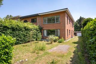 <p><span>Opbrengsteigendom met 2 units in groene Hoge Kaart, Brasschaat</span></p><p><span> </span></p><p><span>Dit vergunde appartementsgebouw ligt in de Hoge Kaart in Brasschaat, een rustige en zeer groene omgeving. Een oprit naast het gebouw zorgt voor extra parkeergemak, en de 2 garageboxen maken het pand helemaal compleet voor wie op zoek is naar een solide opbrengsteigendom. </span></p><p><span> </span></p><p><span>•  Vergund als appartementsgebouw met 2 units</span></p><p><span>•  2 garageboxen</span></p><p><span>•  Tuin op te delen in 2 delen, zodat elke unit een eigen buitenruimte krijgt</span></p><p><span>•  Oprit naast het gebouw</span></p><p><span>•  Dak en ramen reeds vernieuwd</span></p><p><span>•  Gelijkvloers verhuurd: €625/md</span></p><p><span>Bij het binnenkomen valt meteen de groene, rustige ligging van dit pand op. Gelegen in de Hoge Kaart in Brasschaat, een gegeerde en groene wijken van de gemeente, biedt deze locatie op elk moment van de dag rust en ruimte op enkele minuten stappen van winkels, scholen, bakkers, apotheken, ijssalon Cocorico, ...</span></p><p><span>Het gebouw is vergund als appartementsgebouw met 2 units: een gelijkvloers appartement en een appartement op de 1e verdieping met terras. Beide units delen een tuin die perfect in 2 delen op te splitsen is, zodat elke bewoner over een eigen buitenruimte beschikt. Naast het gebouw ligt een oprit, en de 2 garageboxen bieden extra opbergruimte of een vaste parkeerplaats.</span></p><p><span>Dak en ramen werden reeds vernieuwd, wat het pand meteen instapklaar maakt en toekomstige kosten beperkt. Een sterke troef voor wie op zoek is naar een opbrengsteigendom zonder grote werken.</span></p><p><span> </span></p><p><span>Contacteer Sinjoor Makelaars op 03 646 66 55 of christophe@sinjoor.be voor meer informatie of een bezoek ter plaatse.</span></p><p><span> </span></p>