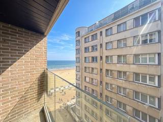 Gezellige studio te huur met zijdelings zeezicht in Oostende<br />Deze lichtrijke en strategisch gelegen studio is gelegen in een rustige residentie te Oostende. Dankzij de uitstekende en gunstige ligging geniet u dagelijks van een heerlijk vakantiegevoel, met het strand, gezellige winkels, openbaar vervoer en de zeedijk op wandelafstand.<br /><br />Indeling:<br />-Uitnodigende inkomhal met voldoende ruimte voor extra kasten<br />-Lichtrijke leefruimte <br />-Praktische keuken<br />-Functionele badkamer uitgerust met een lavabo, toilet en douche/ligbad<br />-Gezellig balkon met een prachtig, zijdelings zicht op de zee<br /><br />Troeven:<br />-Zijdelings zeezicht <br />- Centrale en gunstige locatie <br /><br />Syndic : €50,-/maand<br /><br />Interesse?<br />Ben je geïnteresseerd in deze studio te huur met zijdelings zeezicht in Oostende? Ga naar de website, klik op het pand dat je wenst te huren en vraag je bezoek aan via de voorziene knop. Na het invullen van een kort profiel nemen wij contact met je op voor een bezoek. Telefonisch kunnen er geen afspraken gemaakt worden.