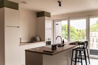 <ul>
	<li>Project in afwerkingsfase - bezoek ter plaatse mogelijk </li>
	<li>9 appartementen</li>
	<li>1, 2 of 3 slaapkamers</li>
	<li>Groen woonerf</li>
	<li>Privacy</li>
	<li>Goede mobiliteit</li>
	<li>E-peil 35</li>
</ul>
<br />OMGEVING<br />Aan de rand van centrum Veurne ontwikkelt Potrell het nieuwbouwproject Zuydpoort, een mix van appartementen en woningen.  Het gezellige stadsleven, bakker, slager, supermarkt … zijn allen op wandelafstand. Dit project ligt ook vlakbij het water en op een boogscheut van de haven. Zo kan je in alle rust genieten met alles binnen handbereik. Veurne is een stad die heel vlot bereikbaar is door een ruim aanbod aan bus- en treinverbindingen en de nabijheid van de E40, N8, N35 en N39 en bevindt zich op amper 5km van onze kustlijn.<br /><br />INDELING<br />Residentie Zuydpoort telt 9 appartementen met oppervlaktes tussen 72m² en 135m². De moderne appartementen bestaan uit een inkomhal, een apart toilet, een lichtrijke leefruimte met zithoek, eetruimte, open keuken, een berging, 1,2 of 3 slaapkamers en een badkamer met dubbele wastafel, bad en/of douche. Vervolgens beschikt ieder appartement over ruim terras.<br />De appartementen en woningen worden gebouwd rondom een groen en aangenaam woonerf waar je in alle privacy kan genieten. Er is ook een uitgang voorzien naar het Rozebrugpad langs het water. Er is keuze tussen ondergrondse parkeerplaatsen, garageboxen alsook bovengrondse staanplaatsen. Op de site is een gemeenschappelijke fietsenberging en een aantal fietsstalplaatsen voorzien.<br /><br />E-PEIL 35<br />Deze leuke, energiezuinige appartementen met zonnepanelen hebben allen maximum E-peil 35 en worden instap klaar afgewerkt.