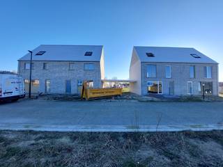 Lot 93 is een halfopen bebouwing op een grondoppervlakte van 252 m² en met een totale bewoonbare oppervlakte van 181 m². Moderne bouwstijl : 2 bouwlagen met zadeldak. <strong>GELIJKVLOERS:</strong> inkom, wc, ruime living, open keuken met eiland, berging. Mooie tuin. Carport inbegrepen. <strong>EERSTE VERDIEPING</strong>: 1 grote slaapkamer voor de ouders met mogelijkheid tot dressing, 2 kinderkamers, ingerichte badkamer met inloopdouche, ligbad, badkamermeubel met dubbele lavabo, aparte wc. Ruime zolder met vast trap. Mogelijkheid tot 2 extra kamers, berging, extra badkamer of hobbyruimte. Deze woning wordt volledig afgewerkt aangeboden met ingerichte keuken en badkamer, bevloering en vloerverwarming. Energieneutrale woning (E -11) dankzij doorgedreven isolatiepakket, ventilatiesysteem D, ruim pakket zonnepanelen en warmtepomp. Dit betekent niet enkel grote besparingen op je energiefactuur, maar ook 5 jaar geen onroerende voorheffing én betere voorwaarden voor je lening. Deze woning wordt gebouwd in een nieuw woonproject in het centrum van Sijsele, meer bepaald naast het woonzorgcentrum De Stek. Rustig gelegen en veel groene ruimte aanwezig. Goeie mobiliteit met winkels, scholen en ontspanningsmogelijkheden vlakbij. Download de brochure op https://durabrik.immo/sijsele-nieuwe-weg. Voor meer informatie bel ons gratis nummer 0800 62 732 of mail info@durabrik.be