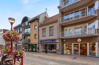 In de Peperstraat 22, midden in de bruisende A-zone van Ronse, ontdek je deze verrassend ruime stadswoning met tal van mogelijkheden. Met een gezellige stadstuin, een garagepoort en carport met toegang via de Oude Vesten, geniet je hier van de perfecte combinatie van wonen en ondernemen op toplocatie.

Op het gelijkvloers vind je een royale ruimte met verplichte bestemming voor handel of horeca – ideaal voor wie een winkel, koffiebar, lunchzaak, restaurant of andere commerciële activiteit wil opstarten. Achteraan is er nog een stockruimte (die ook als extra woonruimte kan dienen), gevolgd door een keuken en een kamer met zicht op de tuin.

De eerste verdieping telt 3 ruime kamers en een badkamer. Op de tweede verdieping vind je nog 2 kamers. Het pand vraagt renovatie, vooral voor het woongedeelte, maar biedt dankzij zijn royale oppervlak en indeling veel potentieel.

Parkeren is geen probleem: naast de privégarage zijn er op wandelafstand ruime parkeermogelijkheden op de Grote Markt en het Rooseveltplein.

Dankzij onze inspirerende renders zie je het potentieel voor o.a. koffiehuis, restaurant, lunchbar, wijnbar of winkel.

📞 Contacteer Chiara voor meer informatie of een bezoek – een unieke kans om te wonen én ondernemen in het hart van Ronse!
Altro Vastgoed Oudenaarde
chiara@altro-vastgoed.be
0456 89 11 62