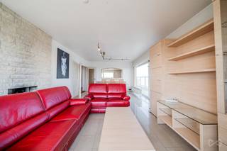 <p>Informations &amp; visites : anastasia.s@weinvest.be | 02 315 77 22</p>
<p>Situé à Jette, découvrez ce superbe appartement de 3 chambres, niché au 19<span>ᵉ</span> étage d'une copropriété parfaitement entretenue.</p>
<p>Son emplacement est un véritable atout : à proximité immédiate des commerces, écoles, parcs et de toutes les commodités du quotidien. Les transports en commun (tram, bus et métro à proximité) assurent une excellente mobilité, tandis que l'accès rapide au Ring de Bruxelles ainsi qu'aux tunnels permet de rejoindre facilement le centre-ville et les principaux axes autoroutiers.</p>
<p>Dès l'entrée, vous serez séduit par les volumes généreux, la luminosité omniprésente et l'excellent état général de l'appartement. Celui-ci se compose de trois belles chambres, de nombreux espaces de rangement ainsi que d'une buanderie pratique, offrant un confort de vie optimal.</p>
<p>Les deux grandes terrasses constituent un véritable prolongement de l'espace de vie et offrent une magnifique vue dégagée sur Bruxelles, idéale pour profiter pleinement des beaux jours ou admirer le panorama à toute heure de la journée.</p>
<p>Autre atout de taille : l'appartement est vendu entièrement meublé avec du mobilier sur mesure, pensé pour optimiser chaque espace. Une solution idéale pour un emménagement immédiat ou un investissement de qualité.</p>
<p>Un garage box fermé est disponible en supplément au prix de 30.000 €, apportant un confort supplémentaire dans ce quartier recherché.</p>
<p>PEB : C – Émissions de CO₂ : 29 kg/m²/an – Consommation énergétique primaire : 150 kWh/m²/an.</p>
<p>Un bien alliant confort, fonctionnalité et situation privilégiée. À découvrir sans tarder !</p>
<p>Contactez-nous dès aujourd’hui pour organiser une visite ! Ne manquez aucune de nos offres exclusives sur WEINVEST.BE</p>