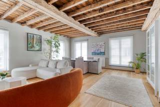 Mechelen: Karaktervol duplex appartement, stijlvol gerenoveerd en gelegen op toplocatieIn een beschermd 19de-eeuws pand aan het charmante Kardinaal...