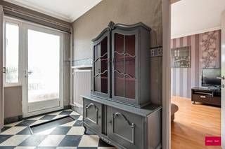 Aan de rand van Turnhout vindt u deze ruime halfopen bebouwing (o.a. 5 slaapkamers!) bestaande uit: grote kelder; gelijkvloers: inkomhal met toilet...