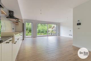EERSTE BEZOEKDAG ZATERDAG 19/09 VAN 10U TOT 14U (enkel op afspraak)<br /><br />ERPE-MERE – RECENTE GEZINSWONING MET GARAGE EN AANGENAME TUIN OP TOPLOCATIE<br /><br />Deze ruime en recente gezinswoning geniet van een rustige maar centrale ligging, nabij winkels, scholen en openbaar vervoer. Een ideale woning voor wie comfort, ruimte en een goede bereikbaarheid wil combineren.<br /><br />De woning omvat op het gelijkvloers een ruime inkomhal met een gastentoilet, een garage met sectionale poort en een aangename woonkamer met een ingerichte, open leefkeuken. Aansluitend bevinden zich een praktische wasplaats en een handige bijkeuken, met zicht op en toegang tot de mooie, groene tuin.<br />Op de eerste verdieping bevinden zich drie slaapkamers, een ruime badkamer met inloopdouche, ligbad en dubbele lavabo, evenals een afzonderlijk toilet en twee aparte bergruimtes/dressings.<br /><br />Het zolderverdiep, dat bereikbaar is via een vaste trap, biedt nog heel wat extra mogelijkheden. De ruime open zolder kan volledig naar eigen wens worden ingericht. Zo kunnen er bijvoorbeeld twee extra slaapkamers worden gecreëerd of kan er een kleine studio worden ingericht.<br /><br />Een bijkomende troef is de aangename tuinzone, omgeven door veel groen en voorzien van een aangelegd terras. De ideale plek om in alle rust van de buitenruimte te genieten.<br />Deze recente woning beschikt bovendien over moderne technieken en energiezuinige voorzieningen, waaronder 12 zonnepanelen, een ventilatiesysteem, goede isolatiewaarden en een regenwaterput. <br /><br />Kortom, bent u op zoek naar een ruime gezinswoning met drie slaapkamers, veel bergruimte en een aangename buitenruimte op een centrale locatie? Aarzel dan niet en maak snel uw afspraak! Voor meer info of bezoek 053/60.65.60.<br /><br />De vermelde prijs is een richtprijs. Na ontvangst van de biedingen zal de verkoper beslissen of hij/zij de eigendom verkoopt aan het beste bod. De richtprijs is aldus niet bindend voor de verkoper.