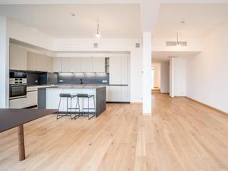 Op de Louizalaan, in hartje Brussel, in een volledig gerenoveerd gebouw, aanbiedend een conciërge, gestoffeerd appartement gelegen op de...