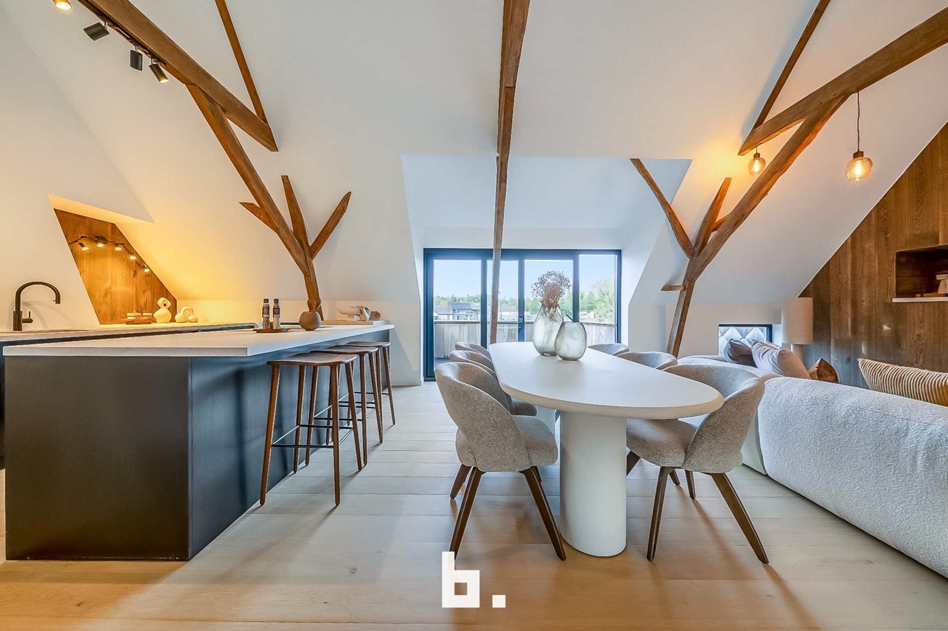 Stijlvol gerenoveerde halfopen woning met karakter, tuin &amp; garage op topligging - foto 1