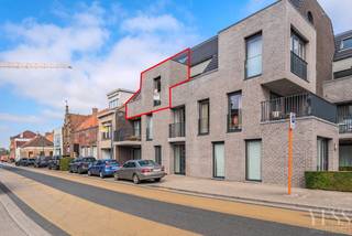 <p><span>Bent u op zoek naar een ruim en lichtrijk appartement met alle comfort? Dan is dit prachtige duplexappartement, gelegen in de Hoogstraat 4 te Oudenburg, zeker een bezoek waard.</span></p>
<p>Dit verzorgde appartement biedt een doordachte indeling met een <strong>ruime, lichtrijke leefruimte </strong>die naadloos aansluit op de mooie open keuken. Vanuit <strong>de leefruimte</strong> heeft u toegang tot het<strong> terras </strong>aan de achterzijde, waar u in alle rust kunt genieten van een lekker ontbijt of aperitief.</p>
<p><span>Verder beschikt het appartement over </span><strong><span>drie volwaardige slaapkamers</span></strong><span>, een </span><strong><span>ruime badkamer</span></strong><span>, een </span><strong><span>praktische berging</span></strong><span> en een </span><strong><span>gastentoilet</span></strong><span>, waardoor het perfect geschikt is voor gezinnen of wie graag ruim woont.<br /><br />Als extra troef is er een mogelijkheid voor een afgesloten garage met automatische poort, wat zorgt voor extra comfort en een veilige parkeerplaats.<br /></span></p>
<p><strong><span>Troeven:</span></strong></p>
<ul>
<li><span>Centrale ligging in Oudenburg</span></li>
<li><span>Ruim duplexappartement</span></li>
<li><span>3 volwaardige slaapkamers</span></li>
<li><span>Lichtrijke leefruimte</span></li>
<li><span>Mooie open keuken</span></li>
<li><span>Terras achteraan</span></li>
<li><span>Ruime badkamer</span></li>
<li><span>Praktische berging</span></li>
<li><span>Gastentoilet</span></li>
</ul>
<p><span>Interesse? Contacteer ons voor meer informatie of plan een bezoek en ontdek zelf de ruimte en het comfort die dit duplexappartement te bieden heeft.</span></p>
