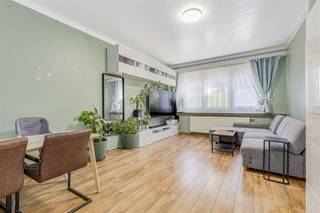 <p><span>Instapklaar gelijkvloers 1-slaapkamer appartement met grote tuin in Merksem! Ideaal voor starters of als investering!</span></p><p><span> </span></p><p><span>Centraal gelegen vlakbij verschillende winkels, scholen en openbaar vervoer.</span></p><p><span> </span></p><p><span>Dit leuk appartement is gelegen op het </span><span>gelijkvloers</span><span> van een kleinschalig gebouw (lage algemene kosten!). </span></p><p><span> </span></p><p><span>Bij het betreden van de inkomhal komen we binnen in de </span><span>leef- en eetruimte</span><span>.</span></p><p><span>Hiernaast komen we in de </span><span>volledig geïnstalleerde keuken</span><span> waar een </span><span>aansluiting</span><span> voor </span><span>wasmachine</span><span> is voorzien. </span></p><p><span>Vanuit de keuken hebben we directe toegang tot de </span><span>ruime tuin</span><span> met terras en een </span><span>tuinhuis</span><span>.</span></p><p><span>Het appartement beschikt over </span><span>1 slaapkamer</span><span>. </span></p><p><span>Tenslotte is er een </span><span>badkamer</span><span> met een douche, toilet en lavabo.</span></p><p><span> </span></p><p><span>Indeling</span><span>:</span></p><p><span> </span></p><p><span>- Inkomhal</span></p><p><span>- Leef- en eetruimte</span></p><p><span>- Keuken</span></p><p><span>- Slaapkamer</span></p><p><span>- Badkamer met douche, toilet en lavabo</span></p><p><span>- Tuin met terras</span></p><p><span>- Tuinhuis</span></p><p><span> </span></p><p><span>Bijzonderheden</span><span>:</span></p><p><span> </span></p><p><span>- Elektriciteit conform</span></p><p><span>- CV op gas</span></p><p><span>- Dubbele beglazing met PVC</span></p><p><span>- Geen asbest</span></p><p><span>- Ruime tuin</span></p><p><span> </span></p><p><span>Ben jij geïnteresseerd in dit appartement te koop in Merksem, ben je op zoek naar ander vastgoed of wens je de waarde van jouw eigendom te kennen? Dan ben je bij BOLT immo aan het juiste adres! Wij helpen jou graag verder.</span><span> </span></p><p><span> </span></p>