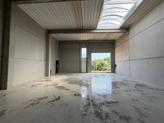 <p>Nieuwbouw KMO-unit te koop in Kampenhout, met een oppervlakte van 192 m². Oplevering voorzien in augustus 2026.</p>
<p>Strategisch gelegen langs de Mechelsesteenweg (N26), met een vlotte verbinding naar de E19 en E40 richting Brussel, Antwerpen en Gent — wat zorgt voor uitstekende bereikbaarheid én zichtbaarheid.</p>
<p>De unit biedt een kwalitatieve opslagruimte met een vrije hoogte van ca. 6 m, toegankelijk via een automatische sectionaalpoort (4 x 4,2 m) en een aparte inkomdeur. Voorzien van een gepolierde en gewapende betonvloer (2.500 kg/m²), lichtstraten met rookluik, een geïsoleerd dak en een regenwaterput (5.000 L).</p>
<p>Gelegen in Business Park Overdevaert te Kampenhout, met camerabewaking, LED-verlichting en branddetectie. Inclusief 2 privatieve parkeerplaatsen en de mogelijkheid tot laadpalen.</p>
<p>Contacteer Structura.biz voor bijkomende informatie en/of een bezoek — 02/462.32.00!</p>