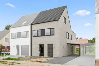 Here we discover a luxurious new home, in the middle of a quiet residential neighborhood, overlooking greenery. The short distance to both E19...