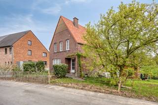 <p>Deze instapklare gezinswoning in Ninove ligt in een doodlopende straat en is doorheen de jaren zorgvuldig vernieuwd, waardoor ze onmiddellijk bewoonbaar is zonder renovatieverplichting en met conforme elektriciteit. De woning combineert comfort, ruimte en een aangename ligging met landelijk uitzicht aan het terras en vanuit de leefruimte.</p><p></p><p>Via de inkomhal betreedt u de lichtrijke leefruimte met eetplaats en een open, volledig geïnstalleerde keuken die het hart van de woning vormt. Deze leefruimte geniet van een aangename indeling en directe connectie met het terras, waar u kan ontspannen met zicht op de groene omgeving.</p><p>Op de eerste verdieping bevinden zich twee volwaardige slaapkamers, aangevuld met een extra ruimte die perfect dienst kan doen als bureau of berging. De vernieuwde badkamer is uitgerust met een dubbele wastafel, inloopdouche en toilet en straalt hedendaags comfort uit.</p><p></p><p>Daarnaast beschikt de woning over een zolder en een volledige onderkeldering, wat zorgt voor bijzonder veel stockageruimte en praktische mogelijkheden. De rustige ligging in Ninove maakt dit een ideale gezinswoning voor wie op zoek is naar comfort, ruimte en een instapklare woonoplossing.</p><p></p><p>Contacteer ons gerust voor een bezoek en ontdek zelf de rust van deze woning.</p>