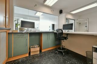 Handelspand te huur in hartje Oudenburg van +/- 130 m². Dit pand heeft een zeer gunstige ligging en is ideaal geschikt voor zowel kantoor-...