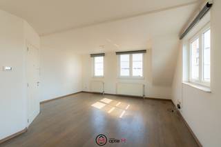 <h2><span>Dit appartement te koop in Hasselt is gelegen aan de Rederijkersstraat 9 bus 8, net buiten de kleine ring.</span></h2>
Dankzij deze ligging woon je hier op wandelafstand van het centrum van Hasselt, het groene stadspark en het Dusartplein. De combinatie van groen en het stadsleven maakt de ligging van dit appartement zeer aantrekkelijk.<br /><br />Wanneer je het appartement binnenkomt, kom je terecht in een ruime open leefruimte met veel lichtinval en afgewerkt met parketvloer. Aansluitend bevindt zich de open keuken die uitgerust is met een dubbele spoelbak, kookplaat, dampkap, oven en koelkast.<br /><br />De badkamer is ingericht met een bad-douchecombinatie en een lavabo.<br />Daarnaast is er een apart toilet en beschikt het appartement ook over een bergruimte.<br /><br />De slaapkamer is gelegen aan de achterzijde en heeft toegang tot het zuidgerichte terras met wijds zicht over de omgeving. <br />Via een uittrekbare trap kom je op de zolderkamer die is afgewerkt als extra kamer, te gebruiken als slaapkamer of hobbykamer. Deze is voorzien van inbouwkasten en een raam.<br /><br />Een extra troef is de privatieve kelderruimte, die bijkomende opslagruimte biedt.<br /><br /><strong>Troeven van dit appartement in Hasselt:</strong>

<ul>
	<li>Instapklaar </li>
	<li>Energiezuinig met EPC B</li>
	<li>CV ketel aardgas 2019</li>
	<li>Asbestveilig</li>
	<li>Op wandelafstand van het centrum</li>
	<li>Vlak bij het groene stadspark </li>
	<li>Zuidgericht terras</li>
</ul>
Interesse in dit appartement te koop in Hasselt? Contacteer ons via Optie M vastgoed I carine@optie-m.be I 0478/41 58 70.<br />Wil je weten wat jouw woning waard is? Contacteer ons via bovenstaande gegevens.<br />Stedenbouwkundige informatie: VG, WG, GMO, GVKR, GVV.