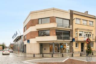 Appartement spacieux et prêt à emménager avec 4 chambres et une terrasse exceptionnelle de 63 m² en plein centre de Renaix, dans la rue commerçante...