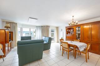 In de Villa Rozenhof te Bredene kun je dit instapklaar 2 slaapkamer appartement terugvinden in een jong gebouw vlakbij het centrum van Bredene, de duinen en het strand.<br /><br />De indeling van het appartement is als volgt:
<ul>
	<li>Inkom</li>
	<li>Apart toilet</li>
	<li>Volledig <strong>geïnstalleerde</strong> open keuken</li>
	<li>Berging met mogelijkheid <strong>aansluiting wasmachine</strong></li>
	<li>Leefruimte</li>
	<li>Terras aan de voorzijde</li>
	<li>2 <strong>volwaardige</strong> slaapkamers</li>
	<li>Badkamer met <strong>dubbel lavabomeubel, douche en toilet</strong></li>
	<li>Terras aan de achterzijde</li>
</ul>
Mogelijkheid tot aankopen afgesloten garagebox in het gebouw op het gelijkvloers.<br />In het gebouw is er een fietsenberging aanwezig waar u veilig uw fietsen kunt stallen.<br /><br />Aarzel niet en contacteer ons voor meer informatie op het nummer <strong>0495/57 45 30</strong> of via <strong>manon.vn@caenen.be</strong>. <br /><br /><br /> 
