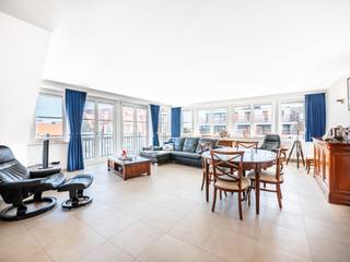 Ontsnappen aan de dagelijkse drukte ? Of iedere dag ontwaken als god in Frankrijk? Kortom, een “pied à terre” aan Zee?<br /><br />De residentie 't Kloosterhof bevindt zich in het hartje van Sint-Idesbald, ook wel het “Zoute” van de Westkust genoemd. We bevinden ons op wandelafstand van zee, het openbaar vervoer, de winkels en de vele restaurants. Sint-Idesbald is niet voor niets het culinair epicentrum van de kust! <br /><br />De typische Anglo-Normandische bouwstijl draagt bij tot het authentieke karakter van dit gebouw alsook tot de gemoedelijke sfeer van Sint-Idesbald zelve.<br /><br />Bij de indeling van dit appartement werd duidelijk een opsplitsing gemaakt tussen de woonkamer met keuken en het slaapgedeelte.<br /><br />De woonkamer straalt gemoedelijkheid en rust uit. Tevens kunt u vanuit deze ruimte op het balkon stappen om elke dag de heerlijke geur van de zee op te snuiven. Aansluitend vinden we de ruime, volledig uitgeruste keuken met berging.<br /><br />Verder treffen we op de benedenverdieping van dit duplexappartement de master bedroom, een tweede slaapkamer, een badkamer voorzien van douche en dubbele lavabo in meubel en het afzonderlijk toilet.<br /><br />Via de trap komen we op de bovenverdieping die bestaat uit een gigantische slaapkamer met aanpalende badkamer voorzien van een bad, een toilet en dubbele lavabo in meubel. <br /><br />Als kers op de taart zit er een ruime privatieve kelder inbegrepen in de vraagprijs.<br /><br />Mogelijkheid tot aankoop van dubbele garagebox (diepte 9m95, breedte 3m) in de residentie. Vraagprijs € 80.000. <br /><br />Tevens is er een makkelijk toegankelijke en ruime gemeenschappelijke fietsenberging aanwezig. <br /><br />Bent u op zoek naar een ruim woonappartement in het centrum van Sint-Idesbald? Of zoekt u een ruim en kwalitatief tweede verblijf? Neem dan snel contact met ons op voor een bezoek aan dit zeldzaam appartement!